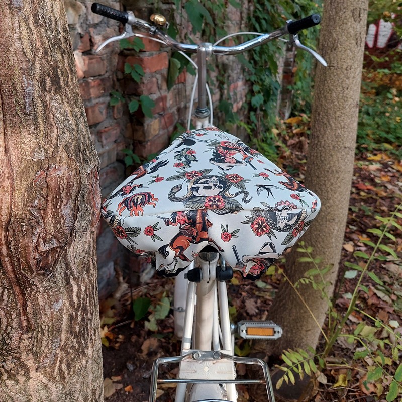 Sattelbezug Cowgirl auf dem Fahrrad, Ansicht von hinten