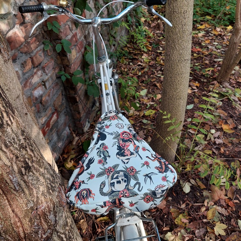 Fahrradsattel mit Bezug Cowgirl im Herbstlaub