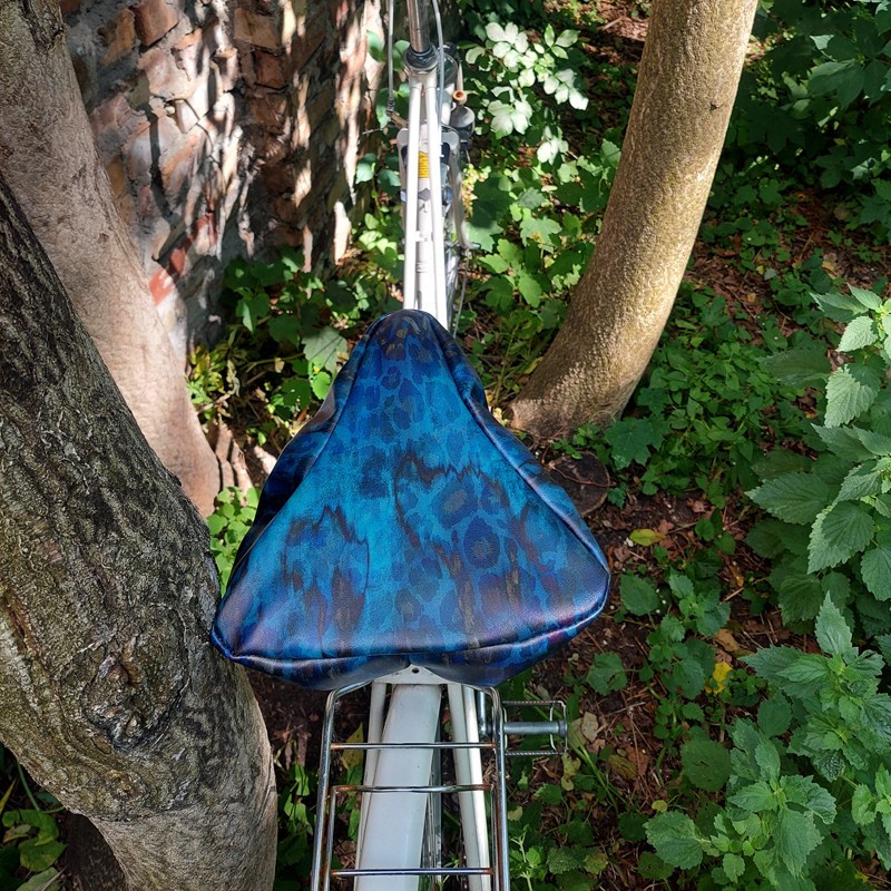 Sattelbezug Pantera in Schwarz-Blau auf dem Fahrrad, Ansicht von hinten