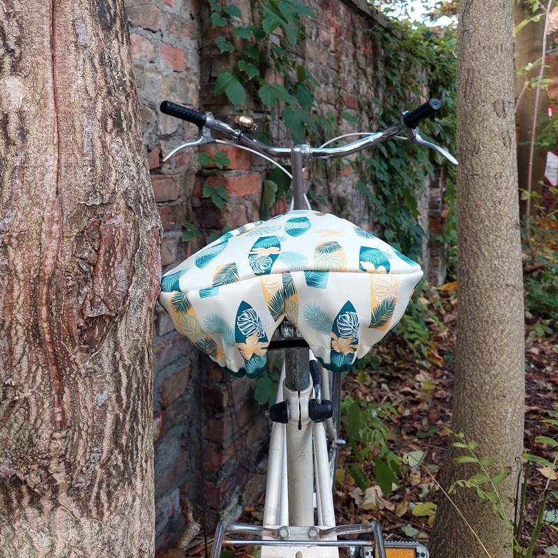 Fahrradsattel mit Bezug Surf zwischen Bäumen