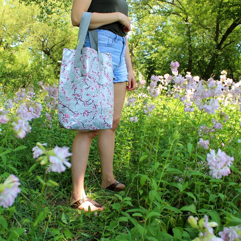 Frau mit Shopper Hanami silber auf einer Blumenwiese