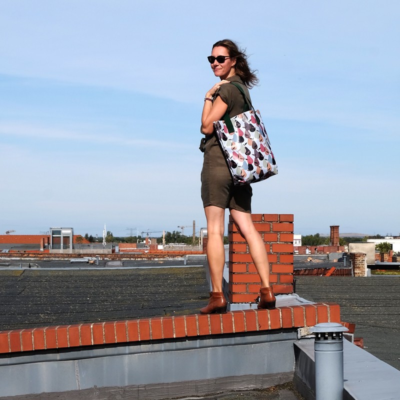 Frau mit Shopper Peras vor blauem Himmel