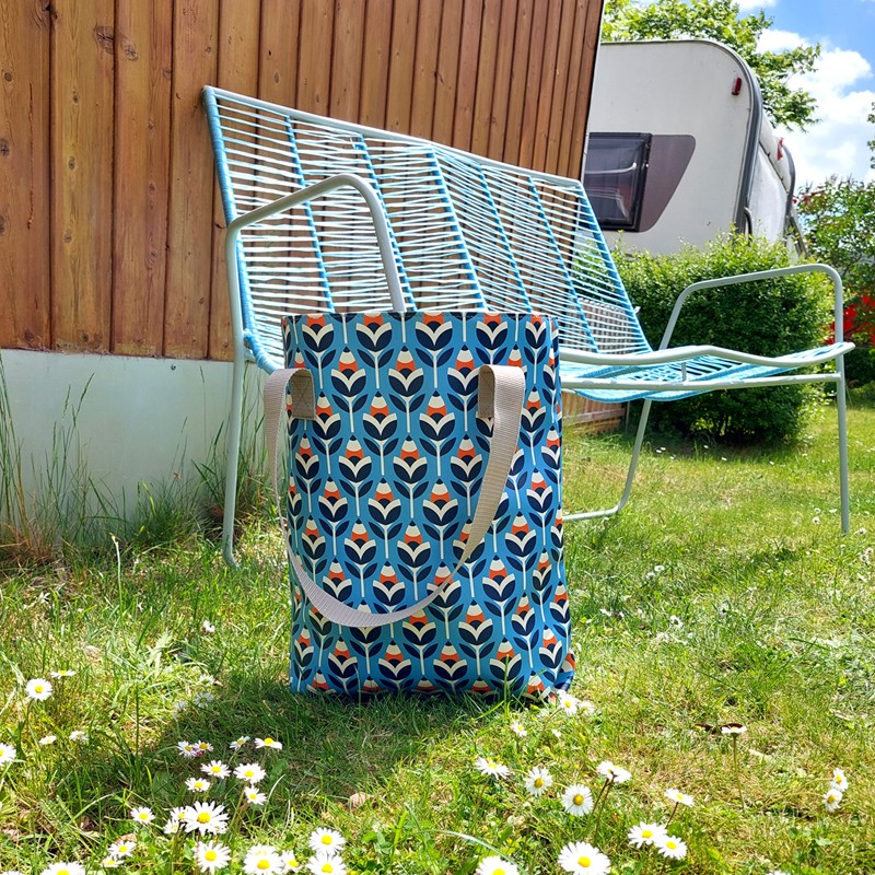 Shopper Scandinavia auf einer Gartenbank