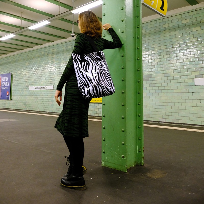 Frau mit Shopper Zebra in der U-Bahn-Station