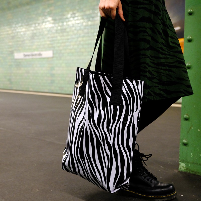 Bunte Einkaufstasche Zebra im Alltag